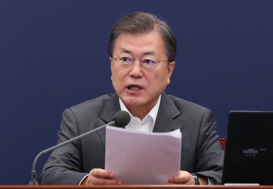 문재인 대통령이 15일 오후 청와대에서 열린 수석·보좌관회의에서 발언을 하고 있다.  연합뉴스